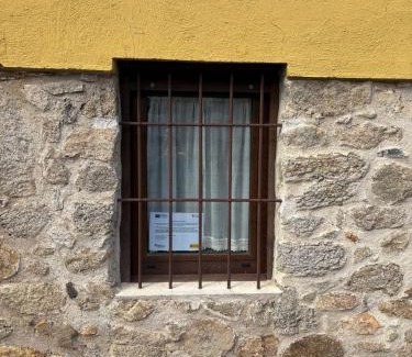 Linares de Riofrio House | Casa Rural Jim Morrison