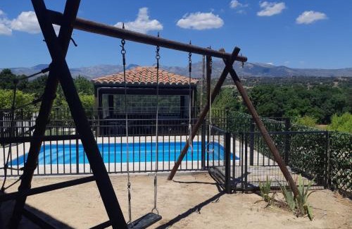 Burgohondo Villa | Casa Rural La Casita Roja