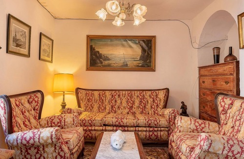 La Carlota House | Casa Rural Vía Verde Las Pinedas is a two-story colonial-style mansion that is more than 100 years o