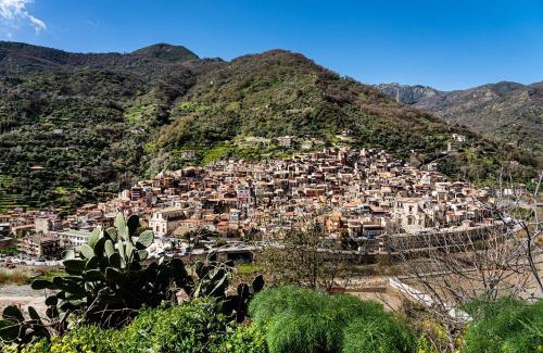Fiumedinisi House | Casa Santoro - Locazione Turistica