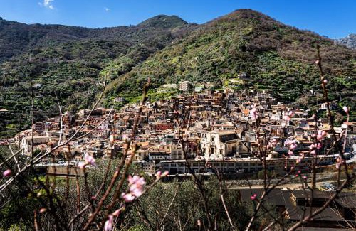 Fiumedinisi House | Casa Santoro - Locazione Turistica