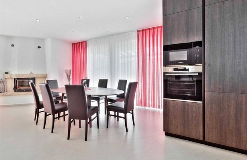 Finida Villa | Casa Siesta with swimming pool, jacuzzi & garage