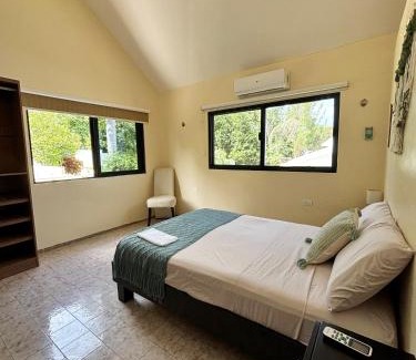 Chetumal House | Casa Sirena - Habitaciones a orilla de la Laguna y Cenote Esmeralda