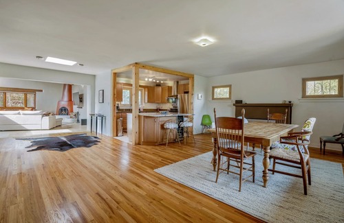 Historic Eastside House | Casa Ursula - a hillside gem with Sangre de Cristo views, 10 min. walk to Plaza