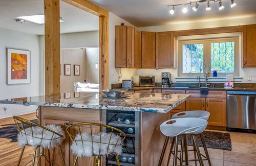 Historic Eastside House | Casa Ursula - a hillside gem with Sangre de Cristo views, 10 min. walk to Plaza
