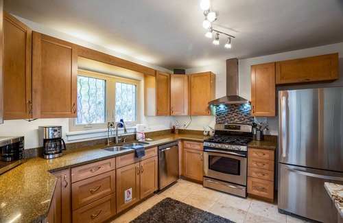 Historic Eastside House | Casa Ursula - a hillside gem with Sangre de Cristo views, 10 min. walk to Plaza