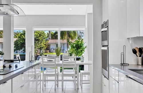 North Central Hollywood House | Casa Utopia | Waterfront l Pool | Kayaks