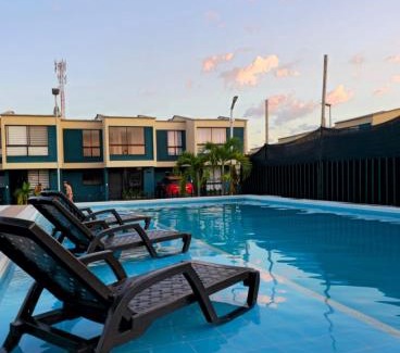 La Tebaida House | Casa Vacacional Piscina, Jacuzzy, Sauna a 2m del Aeropuerto el Eden AXM, 20m Parque del cafe y 15m de Armenia by Molca Xperiences