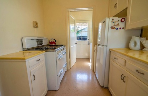 Valley Glen House | Casa Verde Idyllic 40's Valley Bungalow Lush Garden jacuzzi and Sauna