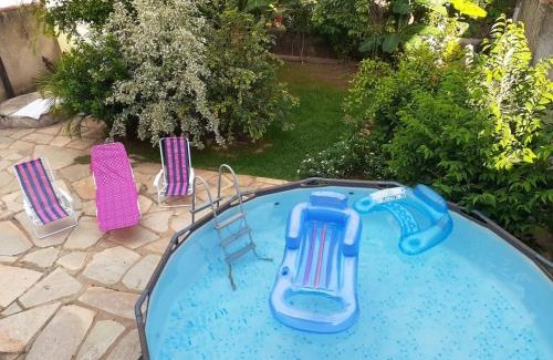 Pirenopolis House | Casa Verde Piscina Spa com Ofurô e Hidro 750m Cavalhodromo 1km Rua do Lazer Reserva Florestal no quintal TVs com Premiere Futebol Filmes You Tube Churras Fogão a lenha Ar Split Internet Fibra Mercado Pirineus Pets bem vindos sossego e energia boa