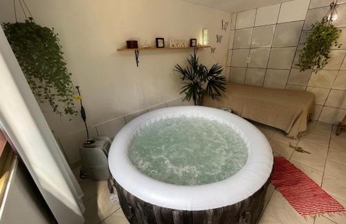 Pirenopolis House | Casa Verde Piscina Spa com Ofurô e Hidro 750m Cavalhodromo 1km Rua do Lazer Reserva Florestal no quintal TVs com Premiere Futebol Filmes You Tube Churras Fogão a lenha Ar Split Internet Fibra Mercado Pirineus Pets bem vindos sossego e energia boa