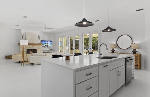 Arp House | Casablanca: Pool, Fire Pit & Luxury at High Hill