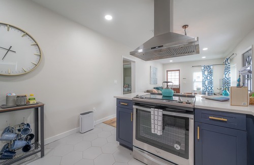 Tampa Heights House | Casablanca Retreat Hot Tub, Bikes & Chill Vibes in The Heights