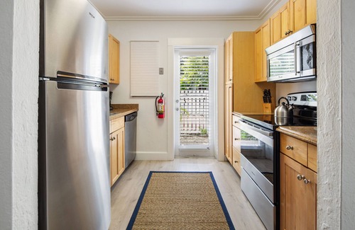 The Meadows House | ~ CASABLANCA TOO ~Chicly updated home with hot tub in a quiet location.