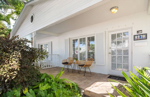 The Meadows House | ~ CASABLANCA TOO ~Chicly updated home with hot tub in a quiet location.