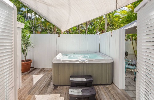 The Meadows House | ~ CASABLANCA TOO ~Chicly updated home with hot tub in a quiet location.