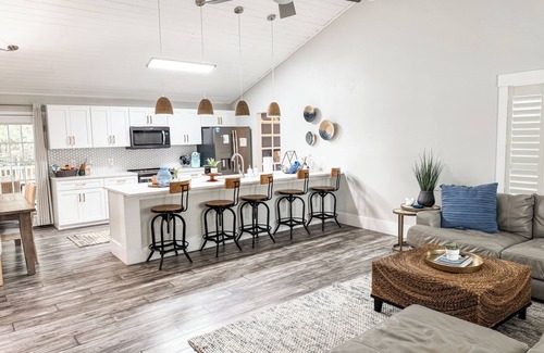 Gulfview Heights House | CasaBlanca30a: Dog Friendly, Game Room, 6 Seater Golf Cart & NFL SUNDAY TICKET!