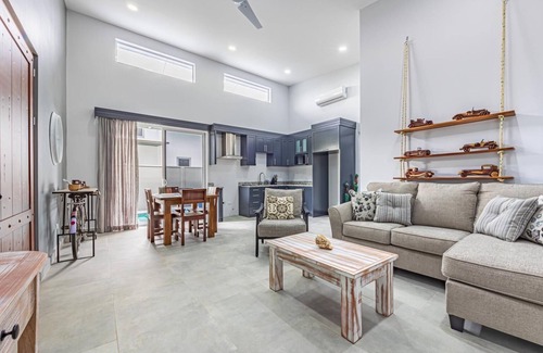 Uvita House | Casamsar Villas: cozy modern home super close to the beach and amenities