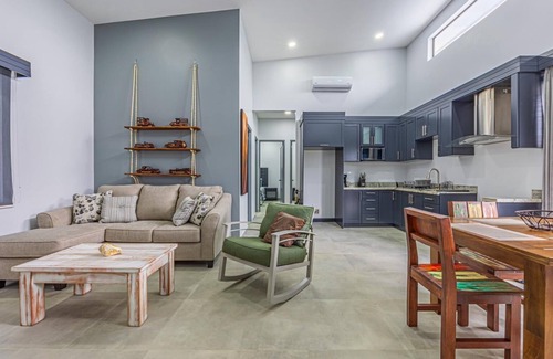 Uvita House | Casamsar Villas: cozy modern home super close to the beach and amenities