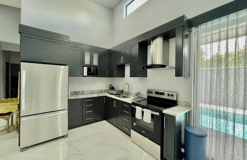 Uvita House | Casamsar Villas: cozy modern home super close to the beach and amenities