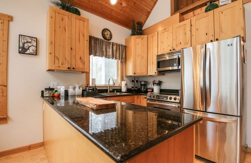Leavenworth Cabin | Cascade Adventure-Hot Tub, ROKU, Firepit, BBQ