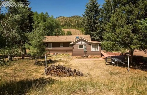 Cascade-Chipita Park Cabin | Cascade Cabin by the Creek