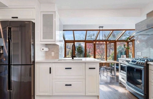 Lakeview House | Case del Sole: nYour Sunlit Sanctuary