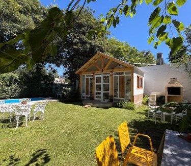 Yerba Buena House | Casita Amarillo Sol con Casa de Te, Pileta y Parrilla