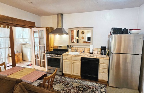 Arroyo Seco House | Casita Bella -clubhous pool tennis hot tub internet stream deck patio privacy