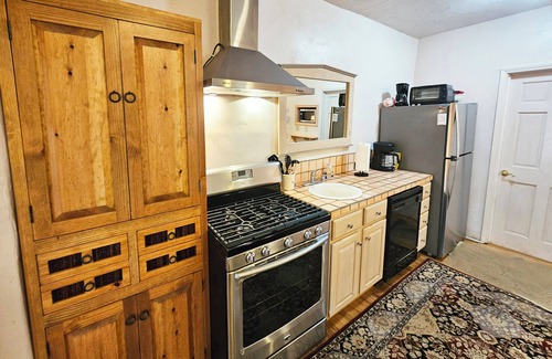 Arroyo Seco House | Casita Bella -clubhous pool tennis hot tub internet stream deck patio privacy