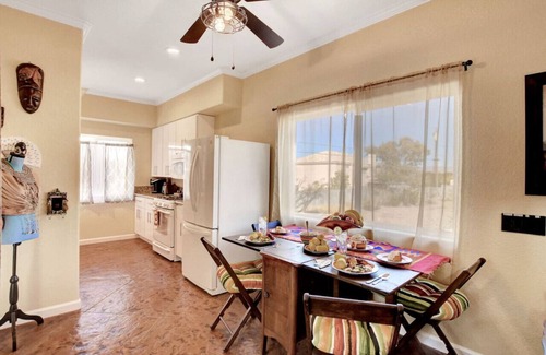Sunrise Manor House | Casita-cabana & pool NellisAFB Close King&Qu Views