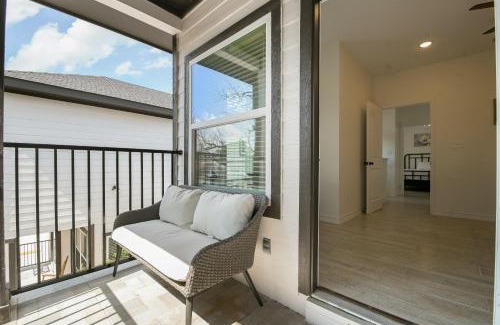San Antonio Apartment | Casita Cattleman Square #102