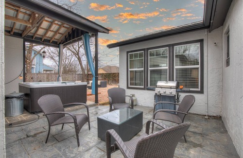 Fredericksburg House | Casita De Campo, .5 to main, Private Courtyard and Hot Tub!