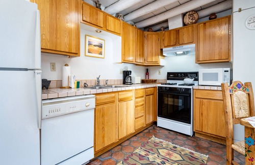 South Capitol House | Casita Don Manuel | In Downtown Santa Fe, Private Yard + Kiva Fireplace!