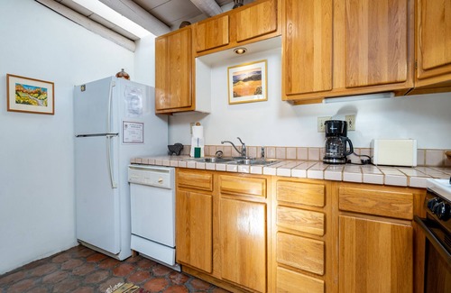 South Capitol House | Casita Don Manuel | In Downtown Santa Fe, Private Yard + Kiva Fireplace!