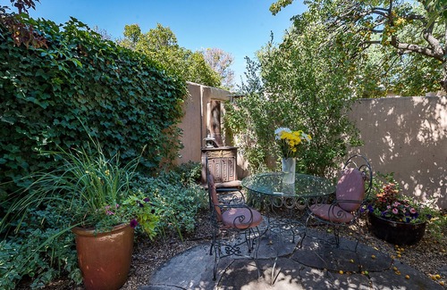 South Capitol House | Casita Don Manuel | In Downtown Santa Fe, Private Yard + Kiva Fireplace!