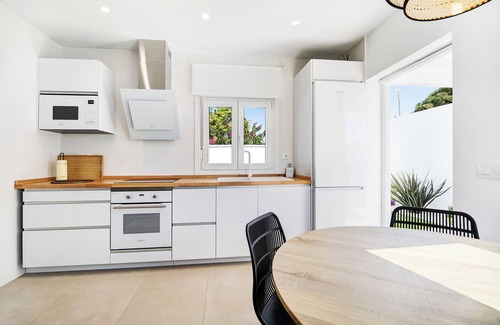 Chiclana de la Frontera House | Casita Meraki 3 with heated indoor pool, garden, terrace, and Wi-Fi
