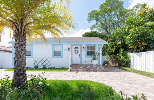 Parker Ridge House | Casita Floralyn - Lovely 3/ 2.5 w Private Yard, Movie Projector. Near Downtown!