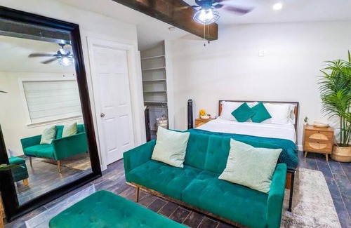 East San Jose House | Casita Hosum: Modern WFH Garden Suite w/ Gazebo Outdoor Kitchen & BBQ