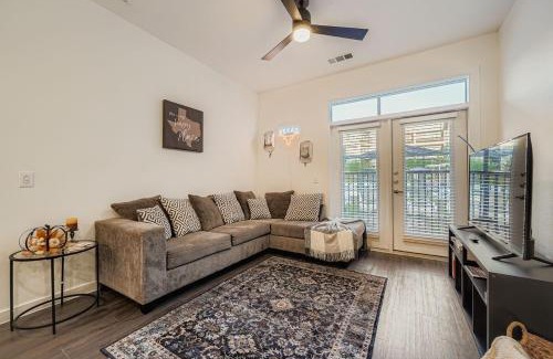 McNeil Apartment | Casita Lonestar - Sleeps 6 - Wi-Fi and Pool Views