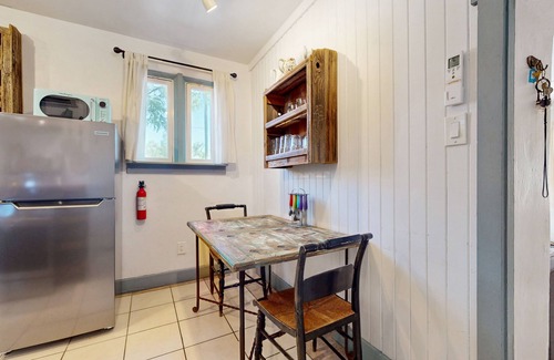 South Capitol Apartment | Casita Tesoro: Studio Casita w/Kitchen & Private Yard - Blocks to Downtown