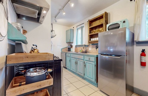 South Capitol Apartment | Casita Tesoro: Studio Casita w/Kitchen & Private Yard - Blocks to Downtown