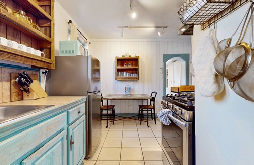 South Capitol Apartment | Casita Tesoro: Studio Casita w/Kitchen & Private Yard - Blocks to Downtown