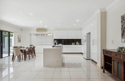 Wellington Point House | CASSA WELLINGTON POINT - Spacious 4BR Home w Pool