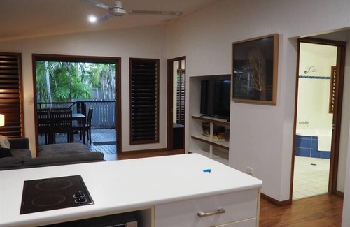 Mission Beach House | Cassawong Cottages - Butterfly - 2 Bed Spa