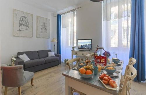 Quartier du Port Apartment | CASSINI GT - 1 bedroom - Balcony - Place Garibaldi
