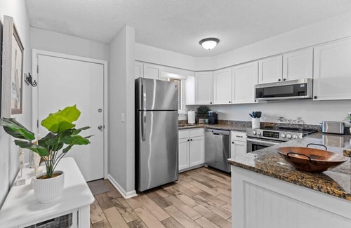 Wilmington Beach Condo | Cast a Waves salty Condo with SEA views and a POOL