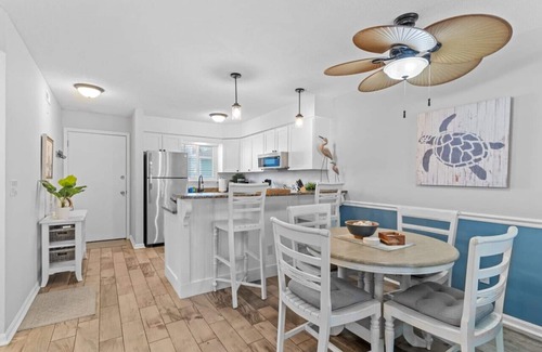 Wilmington Beach Condo | Cast a Waves salty Condo with SEA views and a POOL