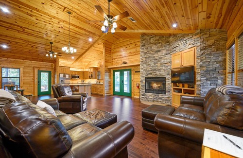 Broken Bow Cabin | Cast Away Lodge Luxury Cabin Near Hochatown center!
