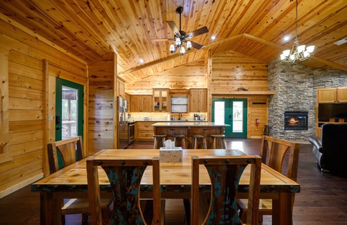 Broken Bow Cabin | Cast Away Lodge Luxury Cabin Near Hochatown center!